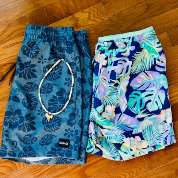 Swim Shorts BUNDLE Hurley & Chubbies - Both Men's SMALL + Beach/Shell Necklace - Picture 1 of 8